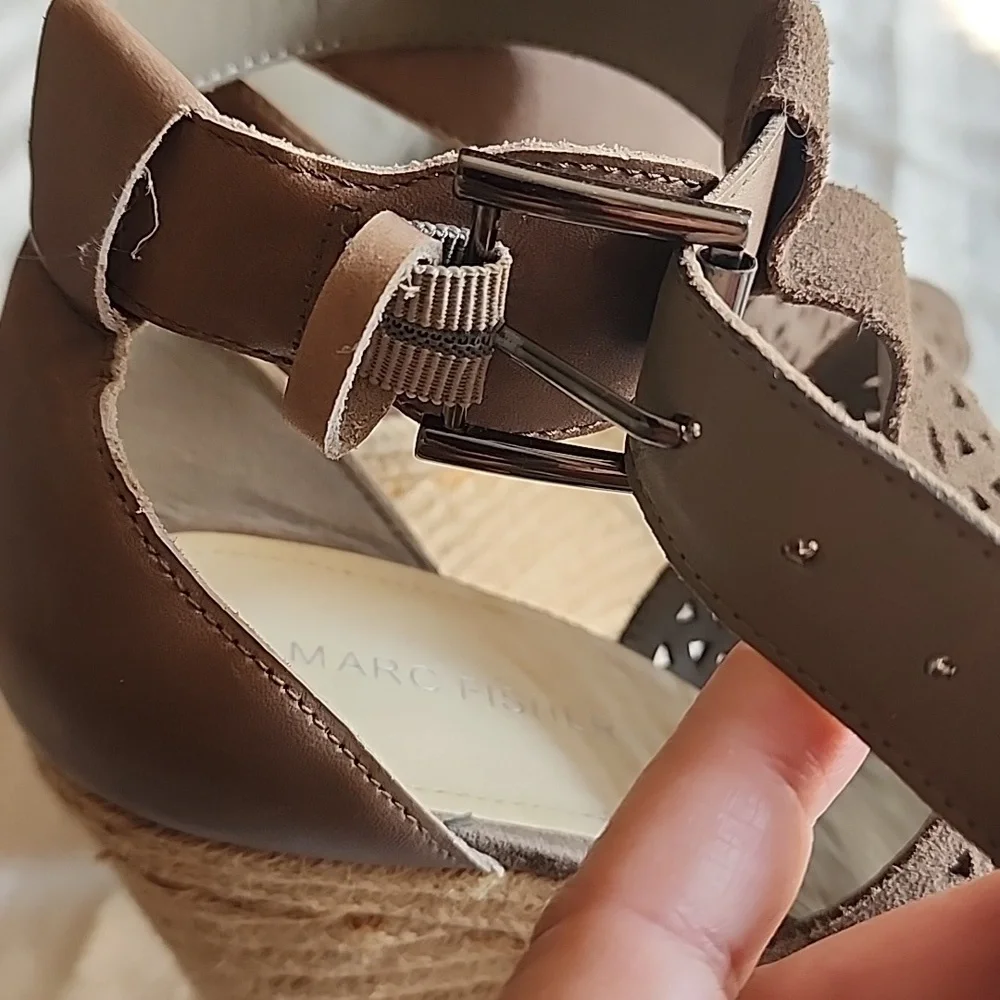 MARC FISHER taupe leather platforms. EUC